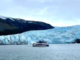 Barco de passeio Spirit of Matanuska diante de uma geleira azul no Kenai Fjords National Park, Alasca