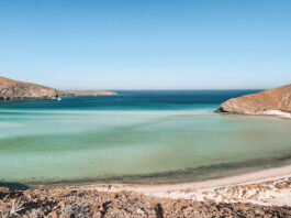 Vista panorâmica de Playa Balandra em La Paz, Baja California Sur, com água turquesa e montanhas áridas ao fundo