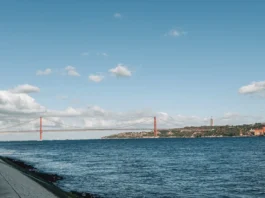 Ponte 25 de Abril sobre o rio Tejo, em Lisboa, vista durante o dia