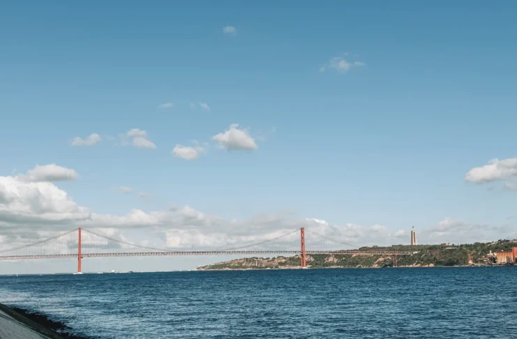 Ponte 25 de Abril sobre o rio Tejo, em Lisboa, vista durante o dia