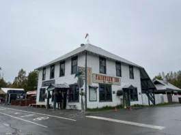 Talkeetna Alasca: o Fairview Inn, bar histórico de madeira branca na Main Street