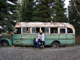 Magic Bus: Tainá e Marcelo na frente da réplica do ônibus do filme Na Natureza Selvagem, em Healy, no Alasca